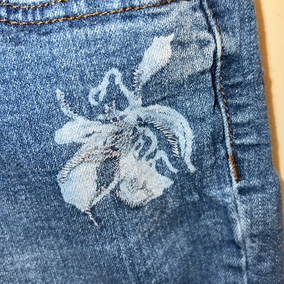 Flower embellishments on front pockets - Picture 3 of 7